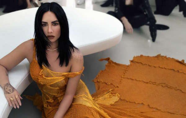 Американская певица и актриса Деми Ловато сидит на полу