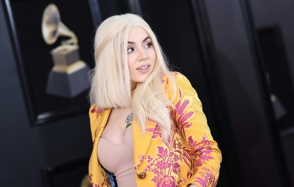 Красивая блондинка, американская певица Эйва Макс