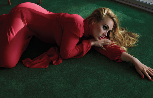 Красивая блондинка певица Адель в красном платье