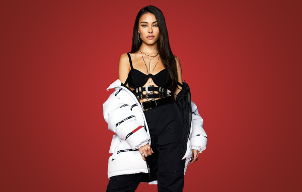 Красивая девушка певица Мэдисон Бир