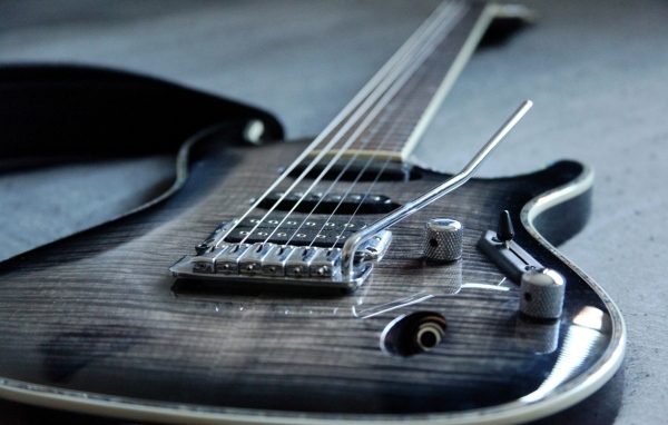 Черная шестиструнная гитара