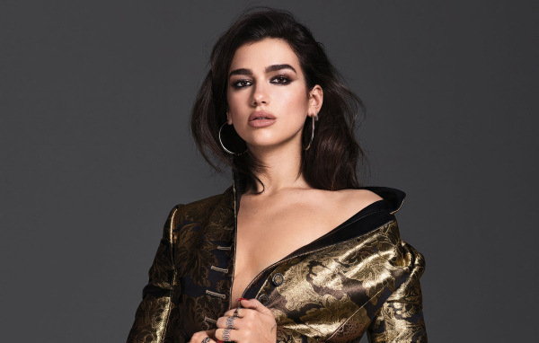 Кареглазая красивая певица Дуа Липа