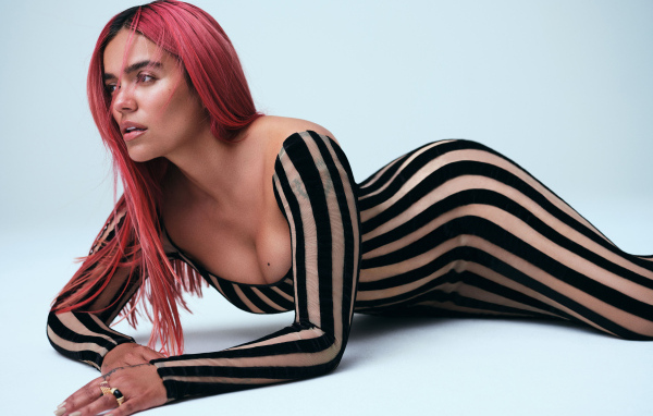 Колумбийская певица Karol G в полосатом платье