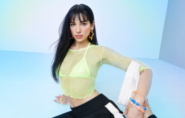 Гибкая певица Дуа Липа в голубой комнате