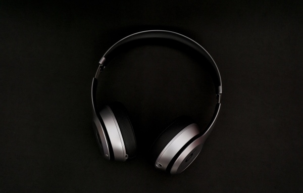 Наушники на черном фоне крупным планом