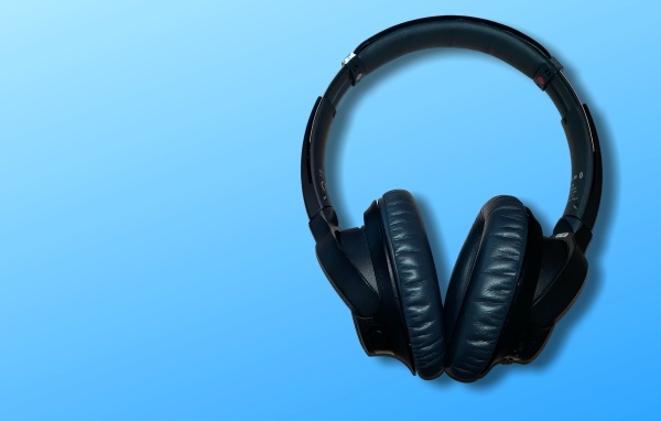Большие черные наушники на голубом фоне