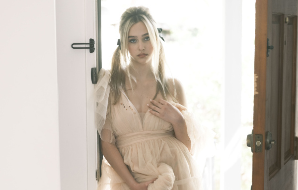 Исполнительница Havanna Winter в платье