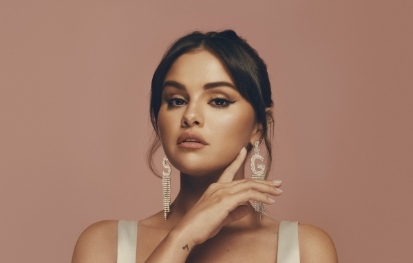 Популярная девушка Селена Гомес с красивыми серьгами