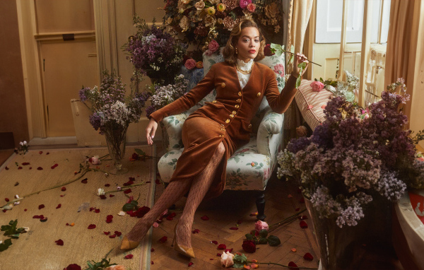 Популярная певица Рита Ора сидит в кресле