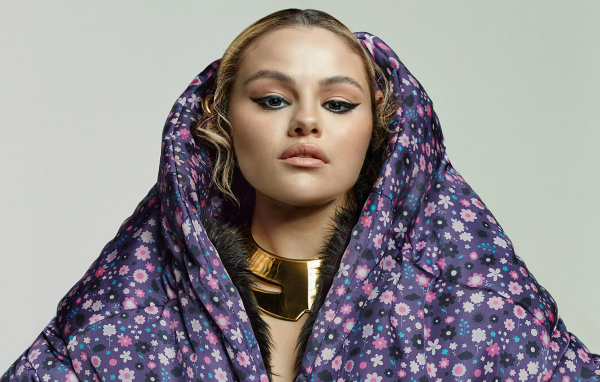 Популярная певица Селена Гомес в одеяле