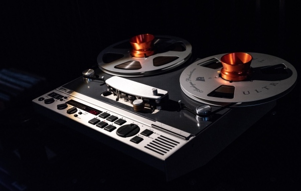 Бобинный магнитофон на черном фоне