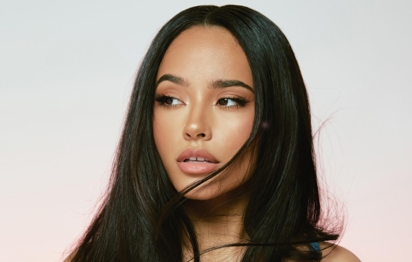 Лицо певицы Бекки Джи крупным планом