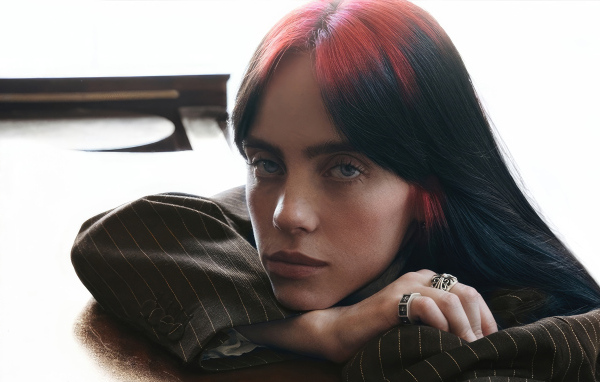 Певица Билли Айлиш в полосатом костюме