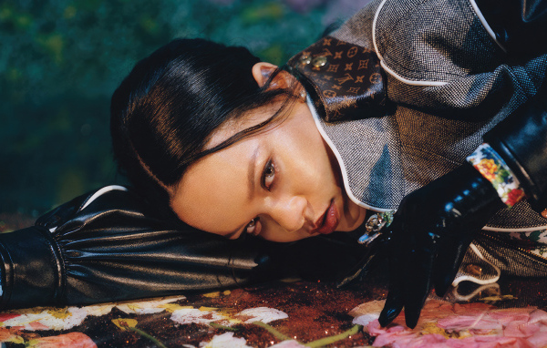 Певица Рианна лежит на полу