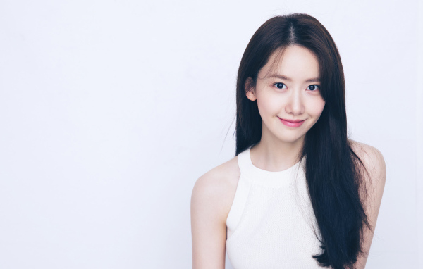 Улыбающаяся девушка Yoona на белом фоне
