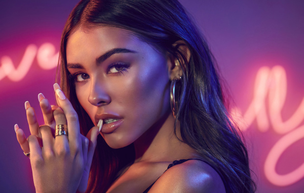 Стильная певица Мэдисон Бир