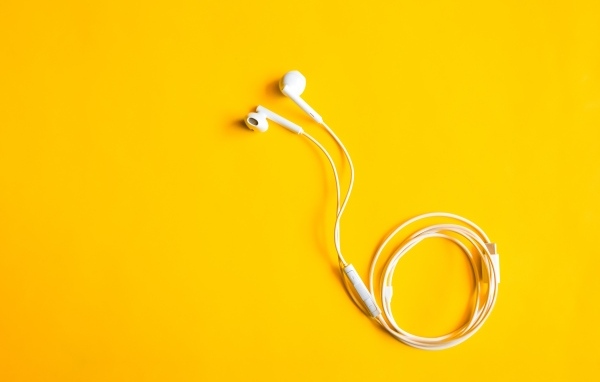 Белые наушники на желтом фоне