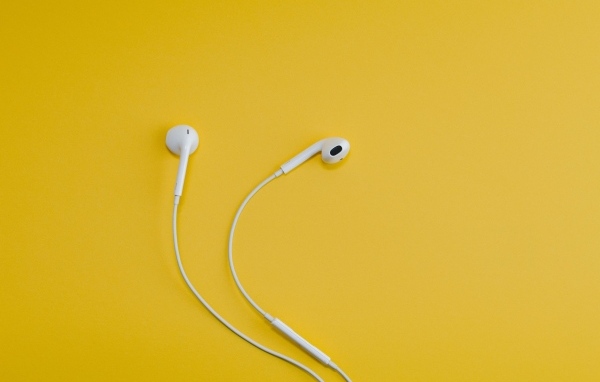 Белые наушники на желтом фоне
