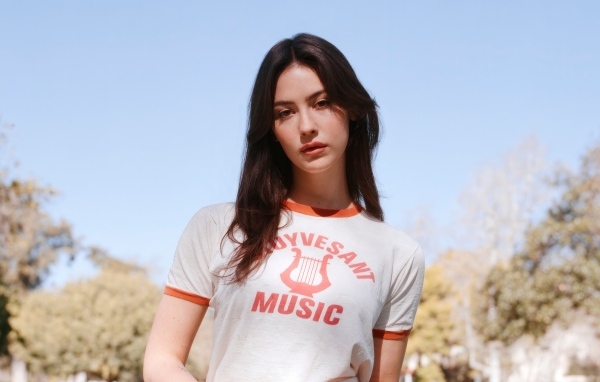 Молодая певица Грэйси Абрамс в футболке