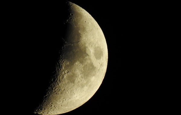 Затмение большой луны на черном фоне