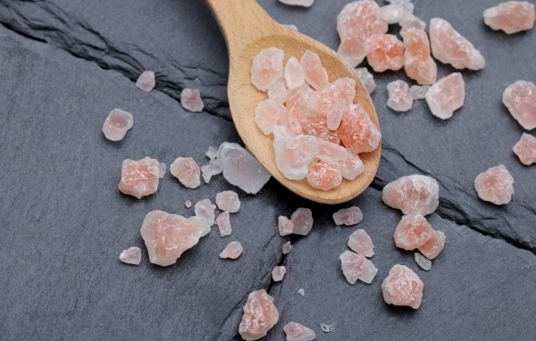 Крупная каменная соль на деревянной ложке