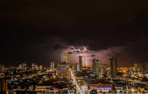 Молнии в небе над ночным городом