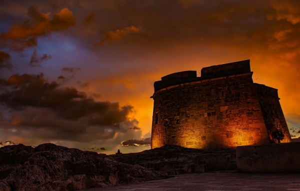 Старая крепость в свете фонарей ночью