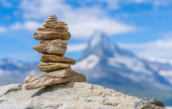 Пирамида из камней на фоне голубого неба