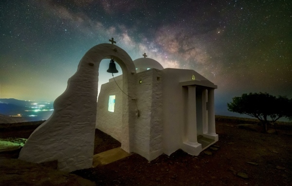 Белое здание церкви под звездным небом