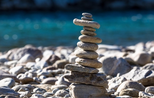 Фигура из камней на пляже