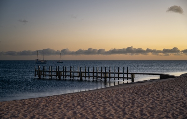 Песок на пляже у спокойного моря