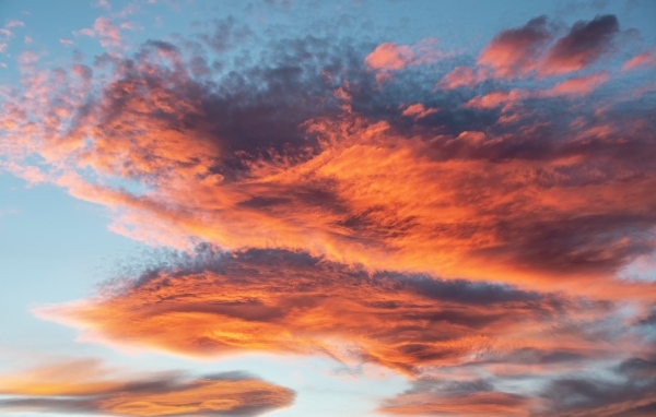 Красные облака в голубом небе