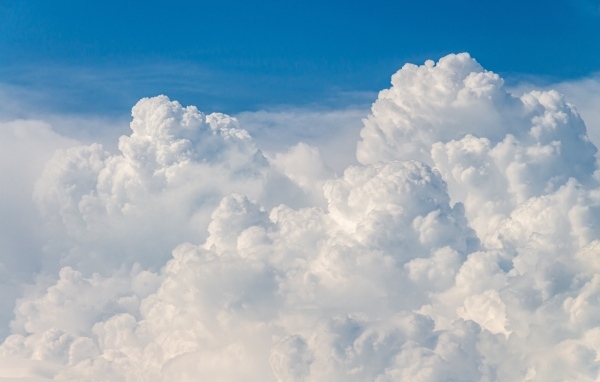 Густые белые облака в голубом небе