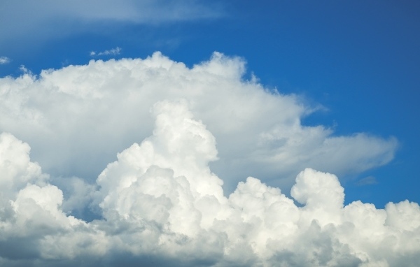 Густые белые облака в голубом небе
