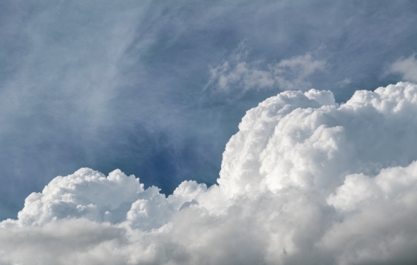 Густые белые облака в голубом небе