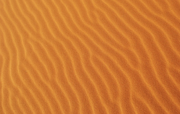 Волнистый горячий песок пустыни крупным планом
