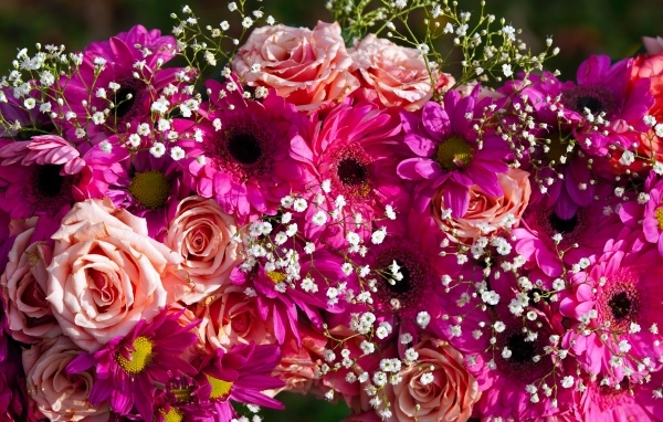 Красивый букет с розовыми розами, хризантемами и герберами