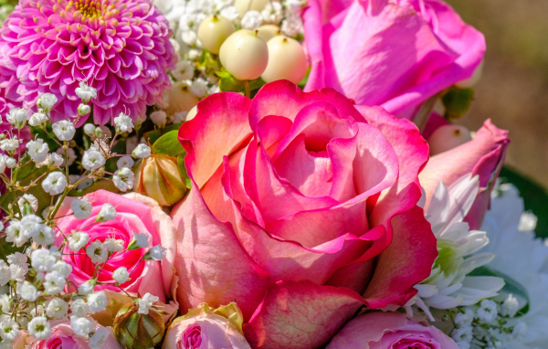 Букет красивых разных розовых цветов