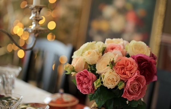 Букет нежных роз на столе