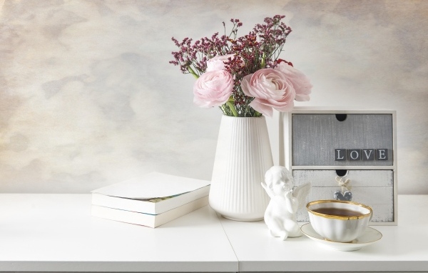 Букет розовых лютиков в вазе на столе