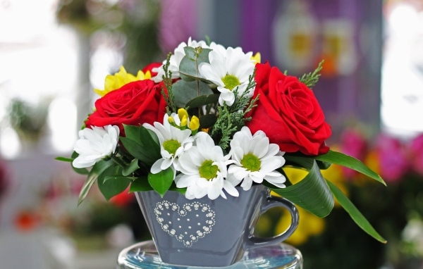 Букет из цветов розы и хризантемы в вазе