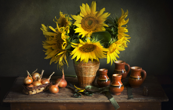 Букет цветов подсолнуха на столе с луком