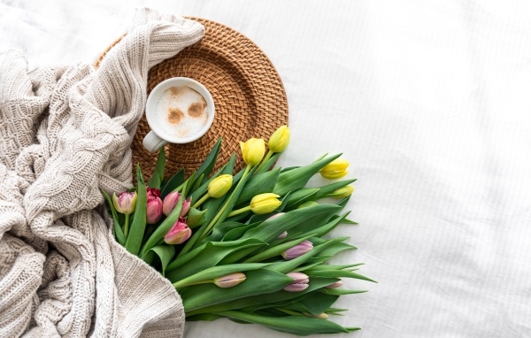 Букет тюльпанов с кофтой и чашкой кофе