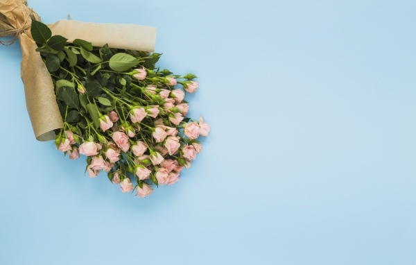 Большой букет розовых роз на голубом фоне