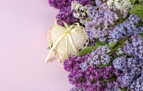 Букет сирени с сердцем