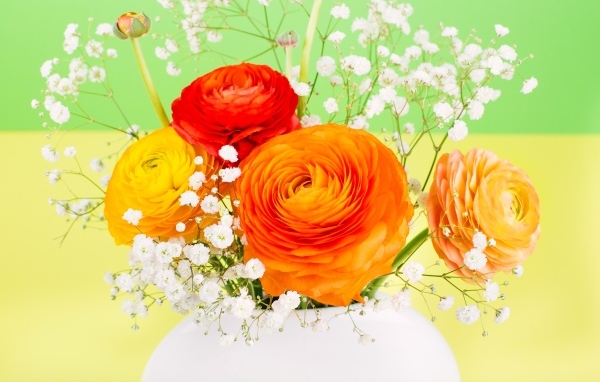 Оранжевые лютики с белыми цветами гипсофилы