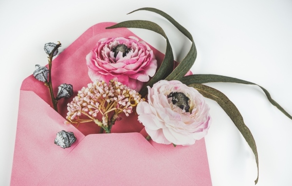 Розовый конверт с цветами 