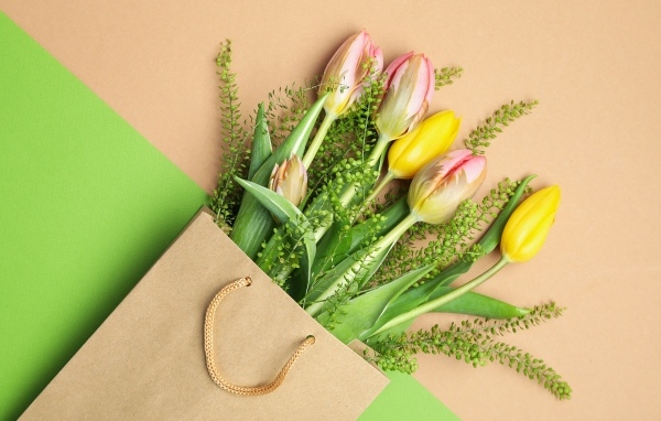 Тюльпаны в бумажном пакете