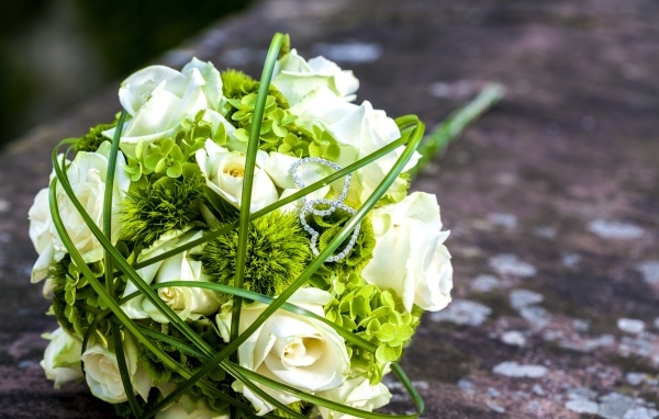 Свадебный букет с белыми розами