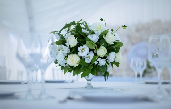Белый свадебный букет в вазе на столе